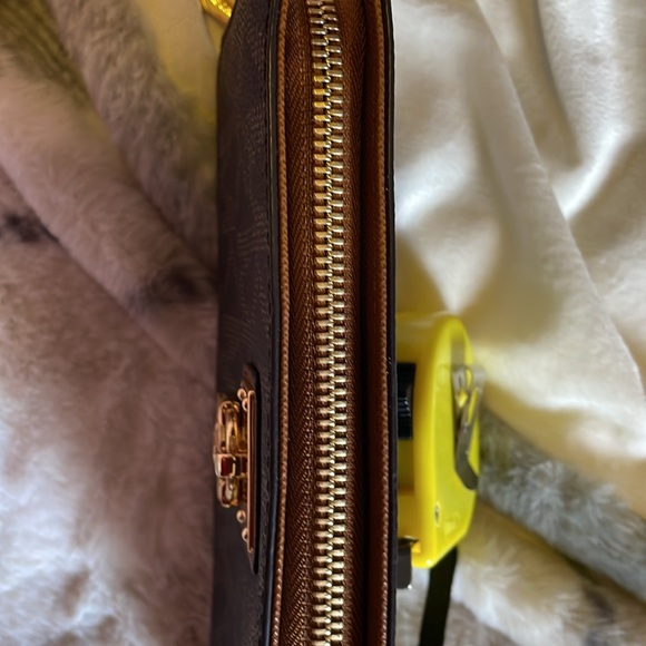 Authentic Michael Kors Zippy Wallet - Picture 14 of 14